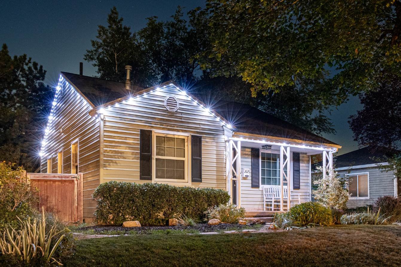 A home that has bright Trimlight 3L bulbs that has a accent lighting pattern.