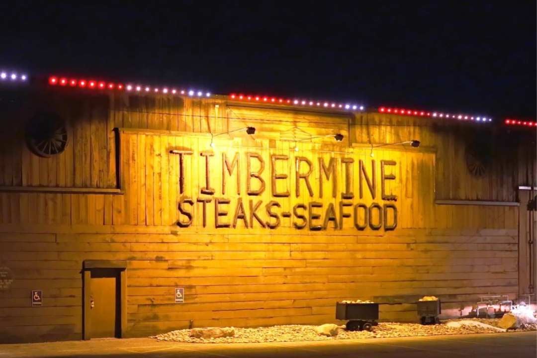 A Timberline restaurant that has Trimlight LEDs along the whole roofline with a red and white pattern on the edge of the roofline.